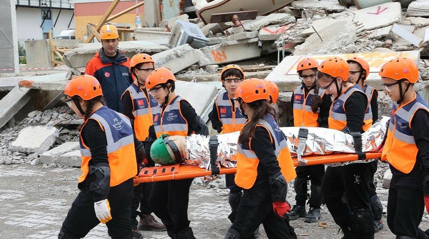 İzmir'de &ccedil;ocuklar 'afet' y&ouml;netti