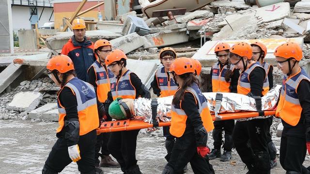 İzmir'de çocuklar 'afet' yönetti