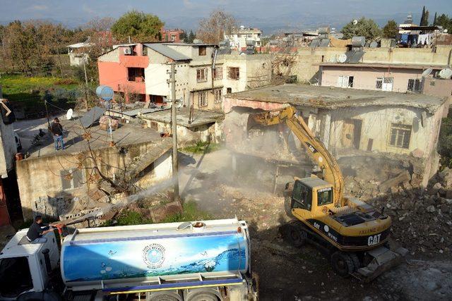 Akdeniz’de metruk binalar yıkılıyor