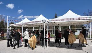 Malatya'da 23 nisan coşkusu: &Ccedil;ocuklara &uuml;cretsiz tıraş