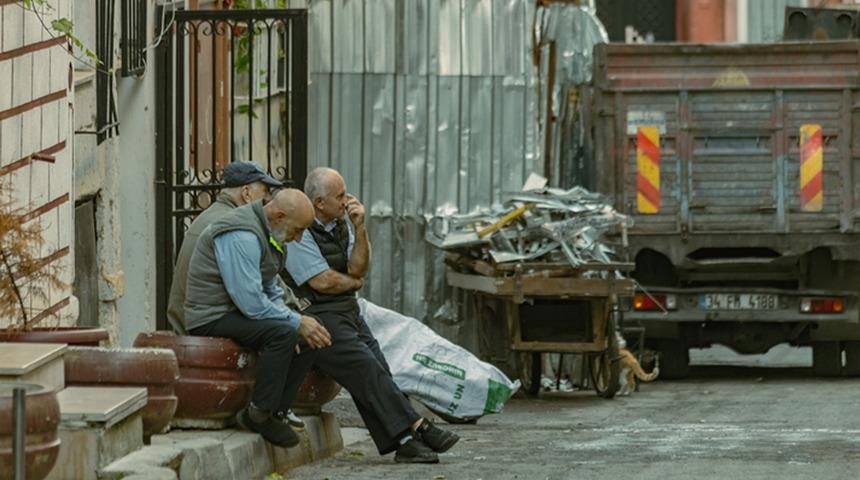Psikolojiye g&ouml;re yaşlandığınızda yalnız hissetmenin sebebi a&ccedil;ıklandı