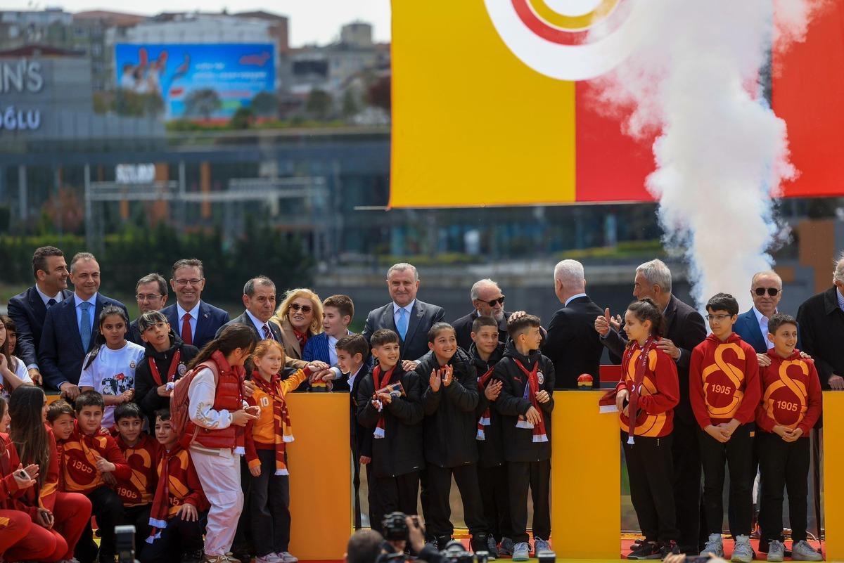 Spor Bakanı Osman Aşkın Bak ın  Galatasaray  s&ouml;zleri g&uuml;ndem oldu! Fenerbah&ccedil;e taraftarı tepki g&ouml;sterdi 1