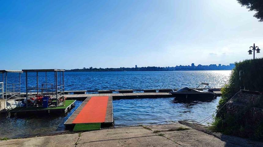 Adana&rsquo;da baraj g&ouml;l&uuml;nde boğulma tehlikesi ge&ccedil;iren gen&ccedil; hastaneye kaldırıldı