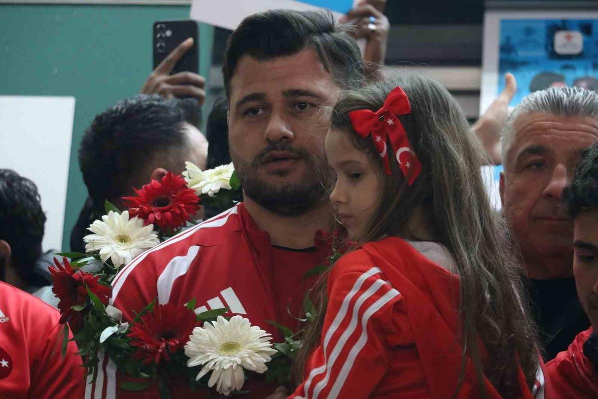 Rıza Kayaalp ve G&uuml;reş Milli Takımı yurda d&ouml;nd&uuml; 1