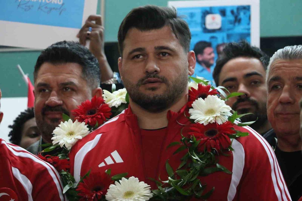 Rıza Kayaalp ve G&uuml;reş Milli Takımı yurda d&ouml;nd&uuml; 2