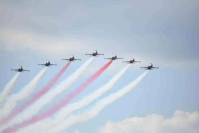 &lsquo;T&uuml;rk Yıldızları&rsquo; &Ccedil;anakkale semalarında nefesleri kesti 1