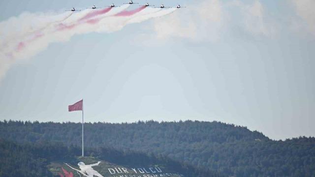 ‘Türk Yıldızları’ Çanakkale semalarında nefesleri kesti