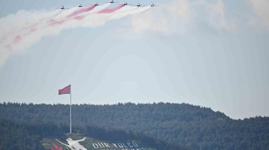 &lsquo;T&uuml;rk Yıldızları&rsquo; &Ccedil;anakkale semalarında nefesleri kesti