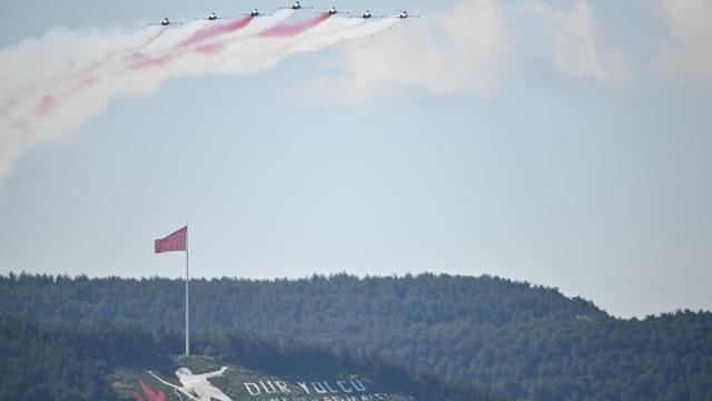 ‘Türk Yıldızları' Çanakkale semalarında nefesleri kesti