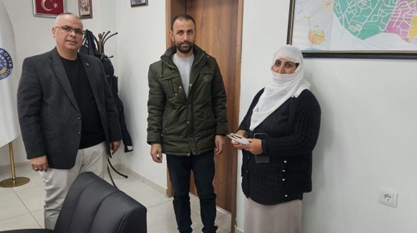 Bulanık'ta &ouml;rnek davranış: Para dolu c&uuml;zdan sahibine teslim edildi