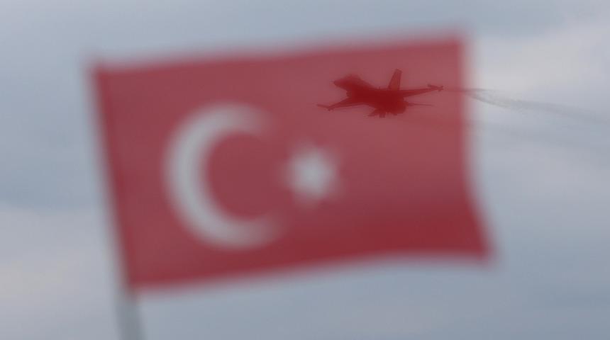 T&uuml;m yurtta 23 Nisan coşkusu! SOLOT&Uuml;RK, Antalya'da g&ouml;steri u&ccedil;uşu yaptı