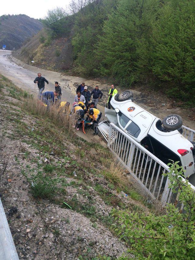 Karayolları'na ait kamyonet şarampole yuvarlandı: 2 yaralı