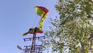 Yama&ccedil; paraş&uuml;t&uuml; pilotu iniş sırasında elektrik tellerine takıldı