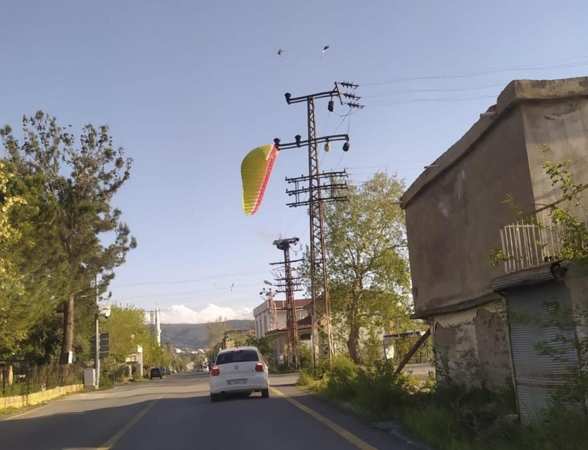 Osmaniye&rsquo;de yama&ccedil; paraş&uuml;t&uuml; pilotu iniş sırasında elektrik tellerine takıldı 1