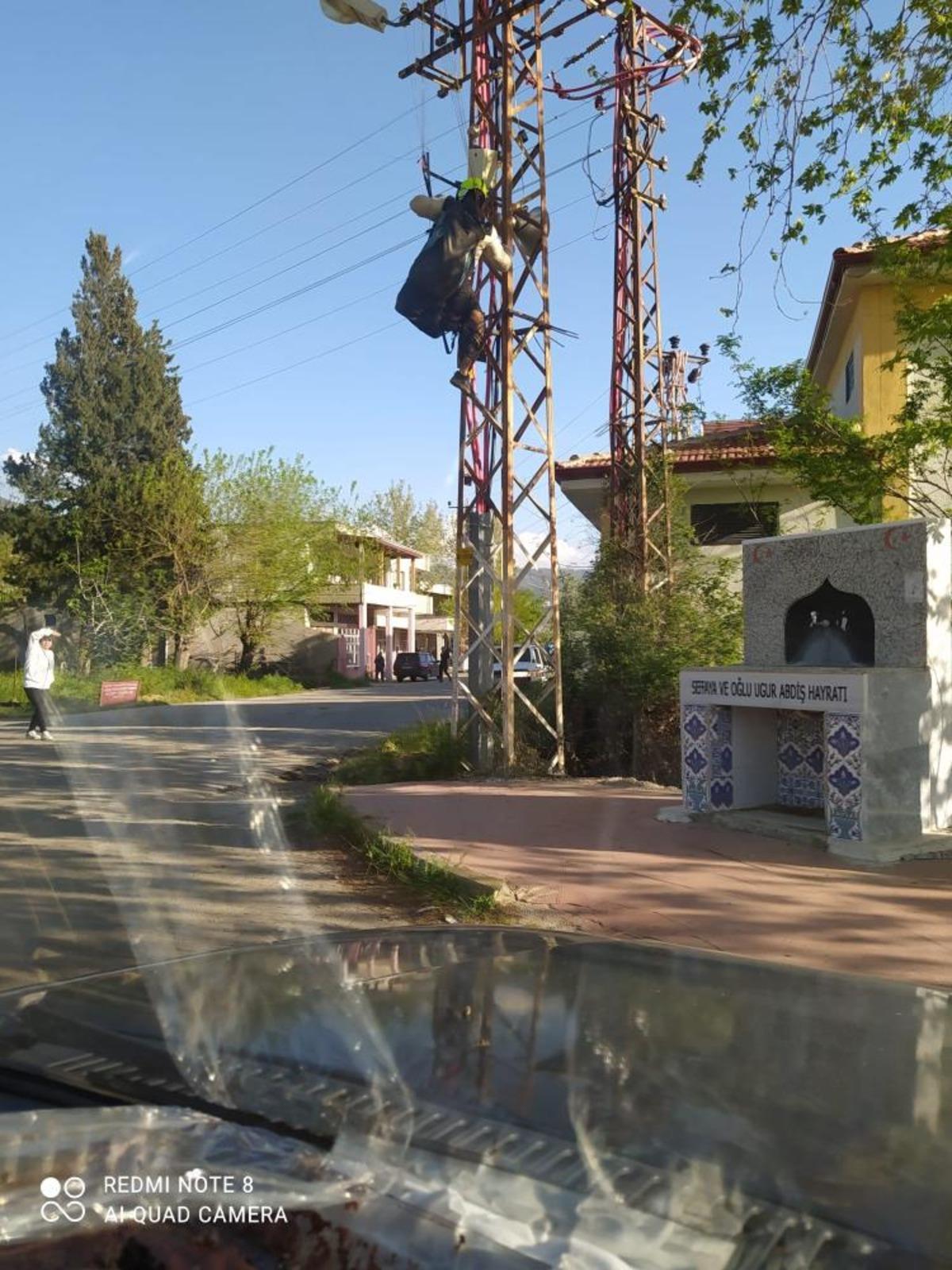 Osmaniye&rsquo;de yama&ccedil; paraş&uuml;t&uuml; pilotu iniş sırasında elektrik tellerine takıldı 2