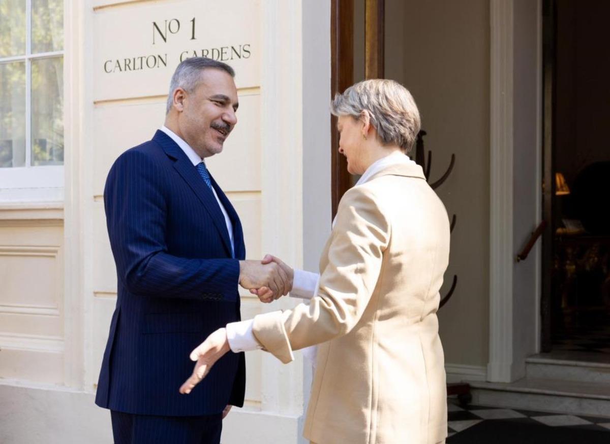 Dışişleri Bakanı Fidan resmi g&ouml;r&uuml;şmeler i&ccedil;in İngiltere&rsquo;de 1