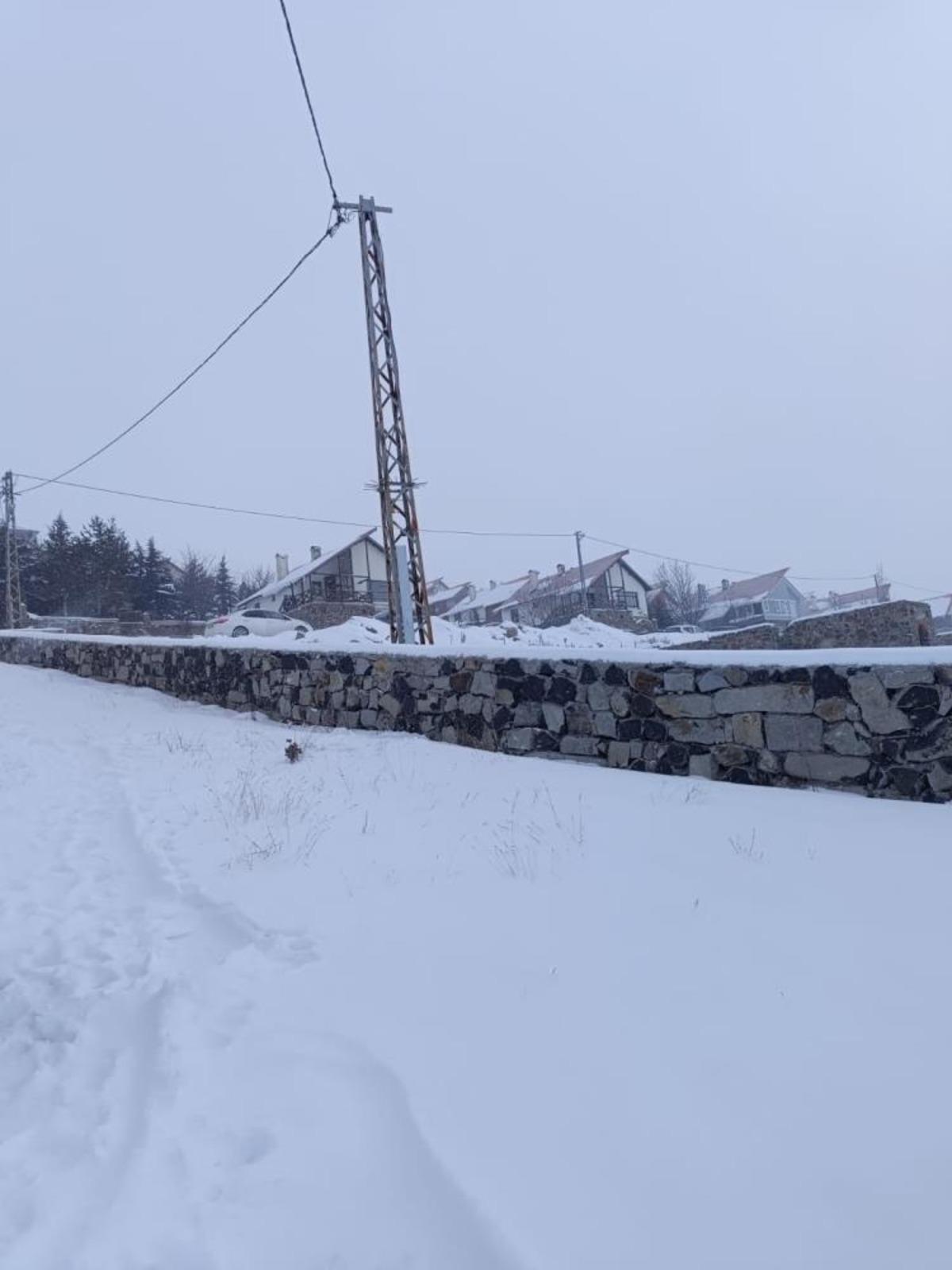 Başkentin y&uuml;ksek kesimlerinde kar yağışı etkili oldu 1