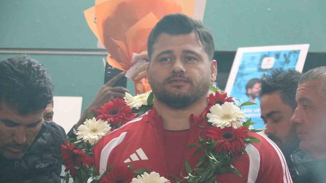 Rıza Kayaalp ve Güreş Milli Takımı yurda döndü
