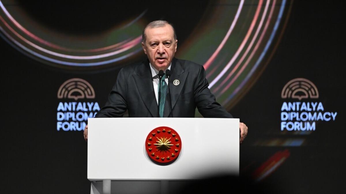 Cumhurbaşkanı Erdoğan dan &Ouml;zg&uuml;r &Ouml;zel sorusuna yanıt: "G&ouml;r&uuml;ş&uuml;r&uuml;z, neden g&ouml;r&uuml;şmeyelim" 1