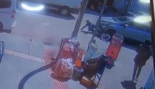 Bisikletli &ccedil;ocuk otomobilin altına girdi: O anlar kamerada