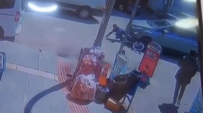 Batman&rsquo;da bisikletiyle otomobilin altına giren &ccedil;ocuk metrelerce s&uuml;r&uuml;klendi: O anlar kamerada