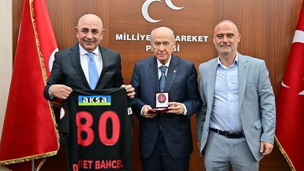 MHP lideri Bah&ccedil;eli den Galatasaray-Fenerbah&ccedil;e derbisi yorumu: "Ben Karag&uuml;mr&uuml;kl&uuml;&rsquo;y&uuml;m" 3