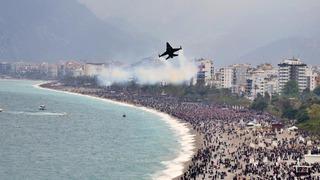 SOLOTÜRK Antalya'da nefes kesti: 23 Nisan kutlamalarında gökyüzü bayraklarla buluştu