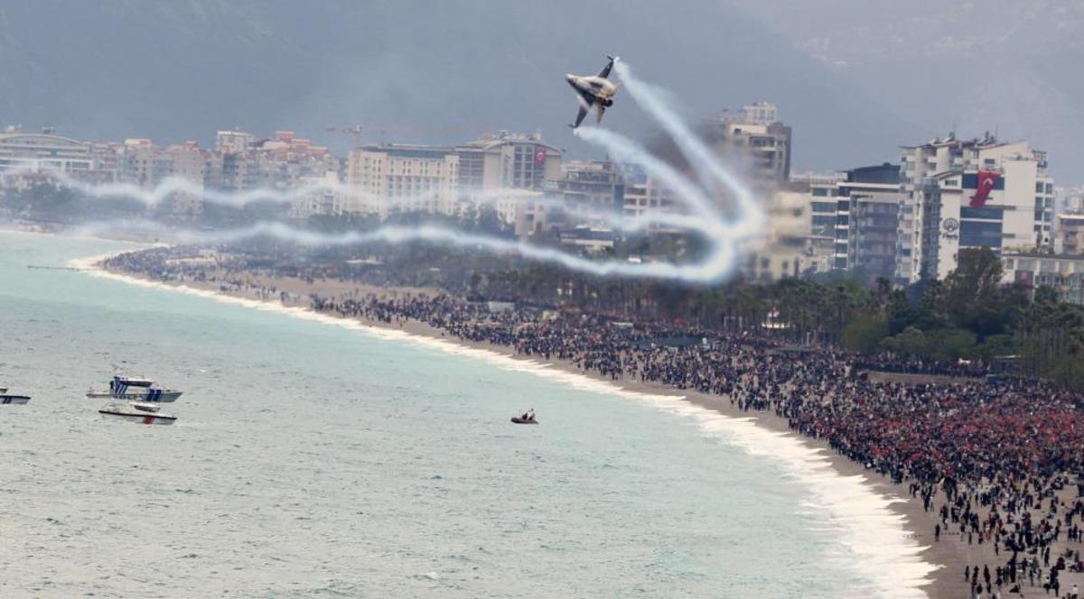 SOLOT&Uuml;RK Antalya da nefes kesti: 23 Nisan kutlamalarında g&ouml;ky&uuml;z&uuml; bayraklarla buluştu 1