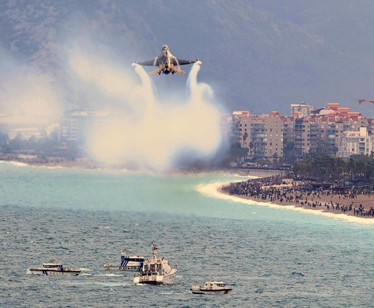 SOLOT&Uuml;RK Antalya da nefes kesti: 23 Nisan kutlamalarında g&ouml;ky&uuml;z&uuml; bayraklarla buluştu 2