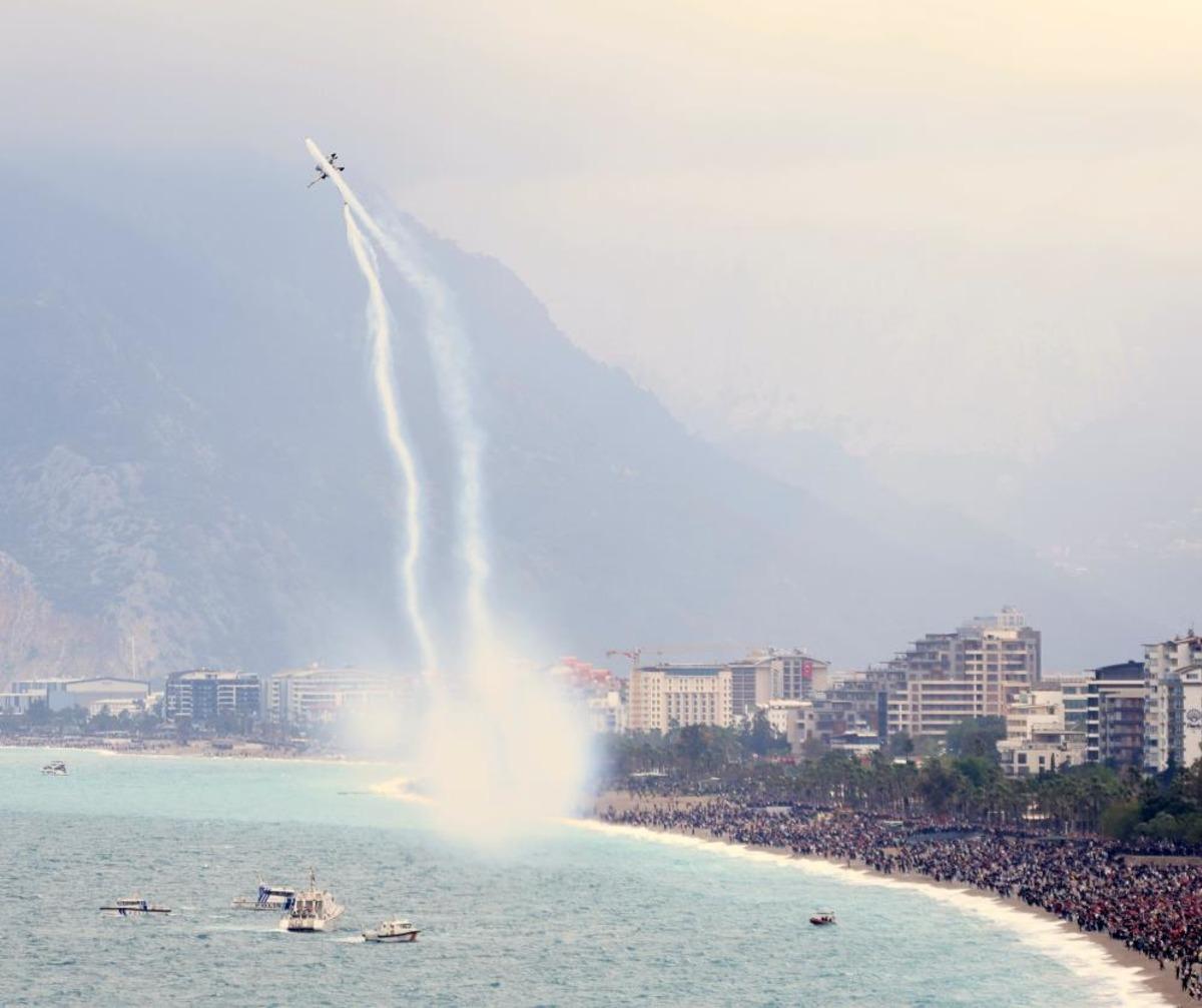 SOLOT&Uuml;RK Antalya da nefes kesti: 23 Nisan kutlamalarında g&ouml;ky&uuml;z&uuml; bayraklarla buluştu 3