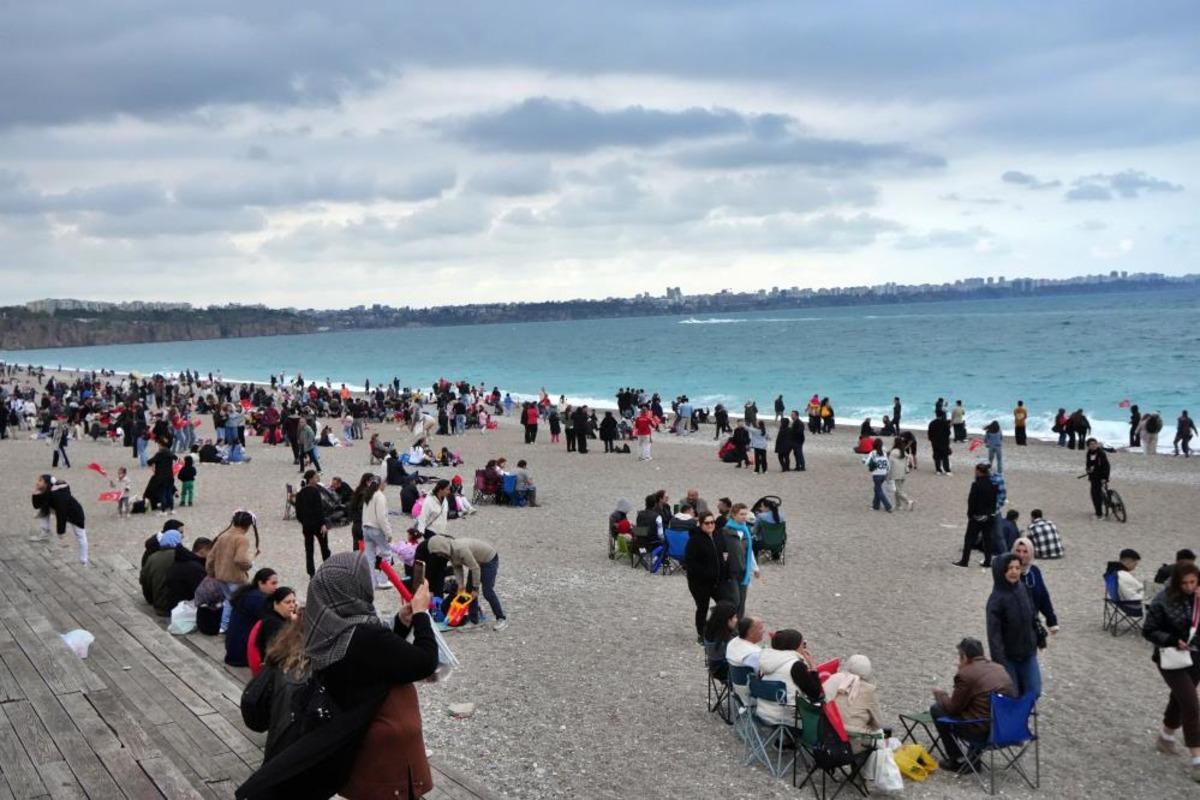 SOLOT&Uuml;RK Antalya da nefes kesti: 23 Nisan kutlamalarında g&ouml;ky&uuml;z&uuml; bayraklarla buluştu 5