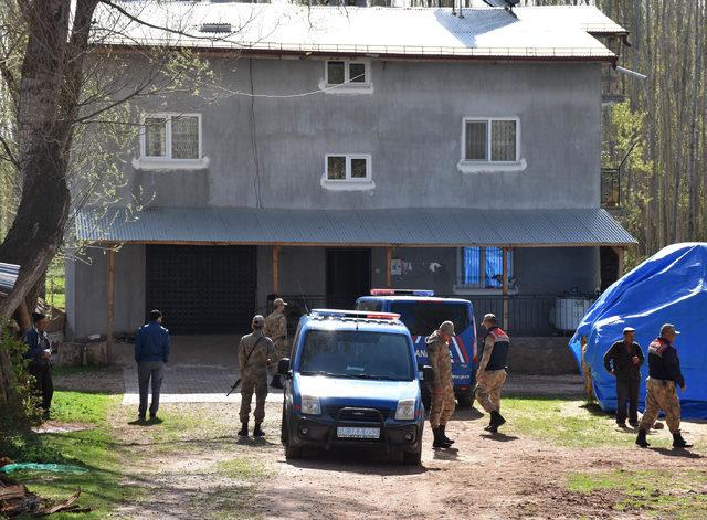 Köyde cinnet: Eşini öldürdü, oğlunu ve gelinini yaraladı