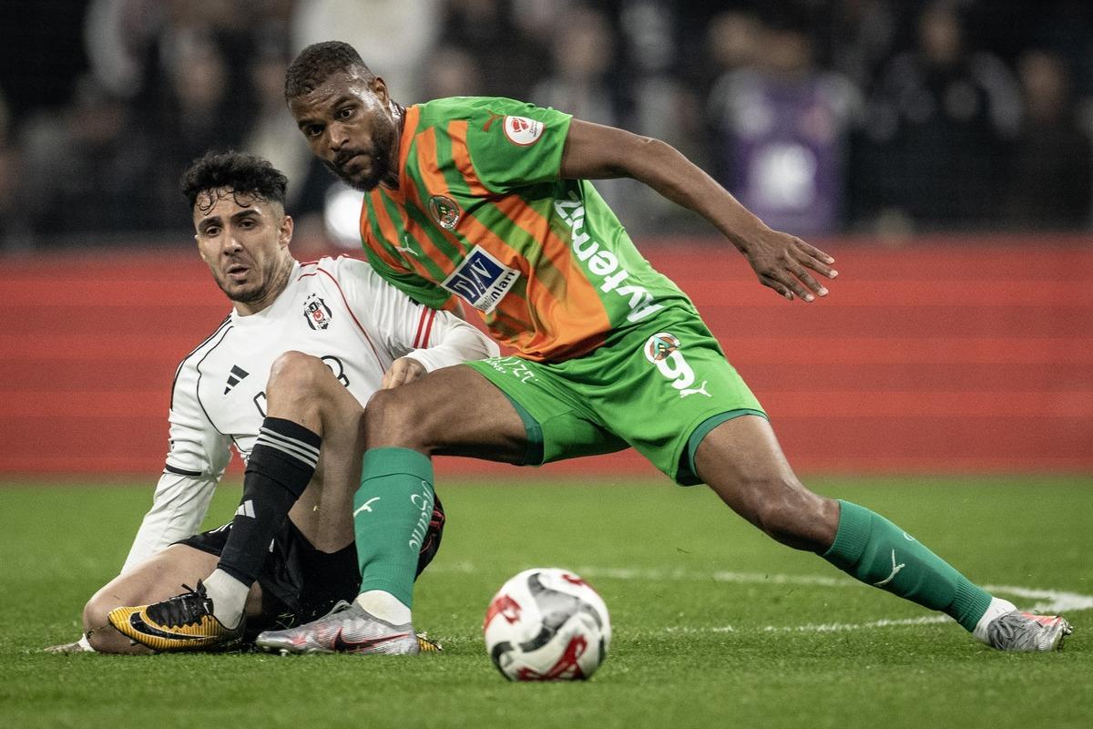 Beşiktaş Alanyaspor u farklı yenerek kupada yarı finale kaldı! 2