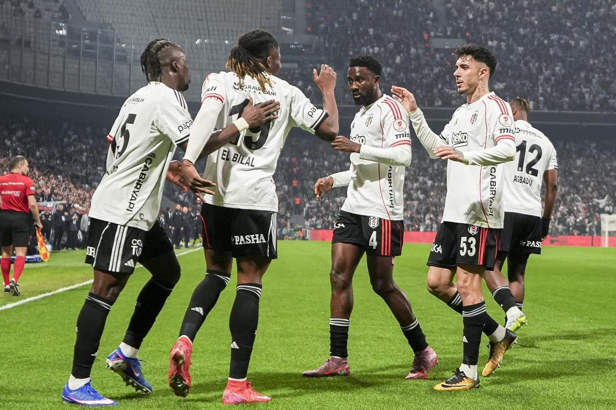 Beşiktaş Alanyaspor u farklı yenerek kupada yarı finale kaldı! 1