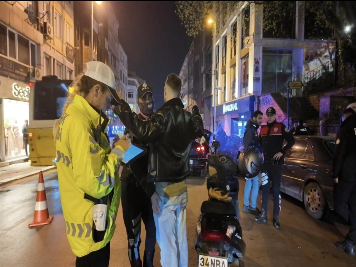 Kadık&ouml;y de helikopter destekli  Huzur İstanbul  denetimi 1