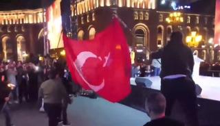 Ermenistan'da T&uuml;rk Bayrağı yaktılar! 