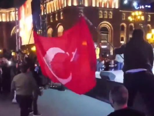 Ermenistan'da T&uuml;rk Bayrağı yaktılar! 