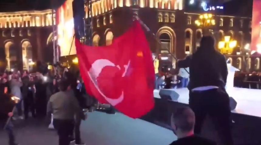 Ermenistan'da T&uuml;rk Bayrağı yaktılar! Paşinyan'dan a&ccedil;ıklama