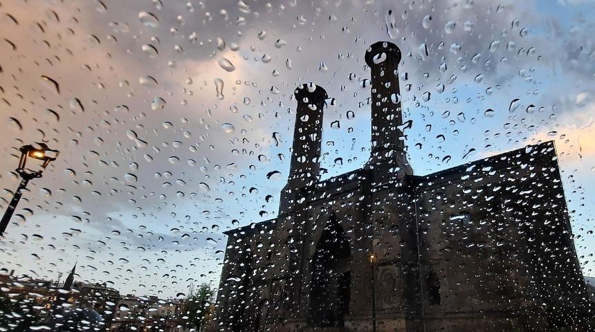 Meteorolojiden "Kuvvetli yağış ve r&uuml;zgar" uyarısı