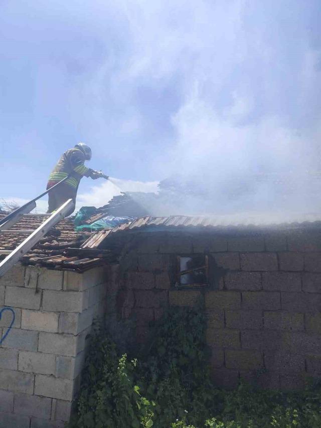 Kumlu&rsquo;da m&uuml;stakil ev yangını 2