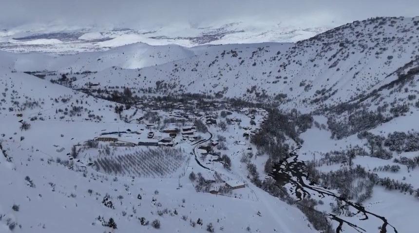 Refahiye&rsquo;de nisan ayında kar s&uuml;rprizi