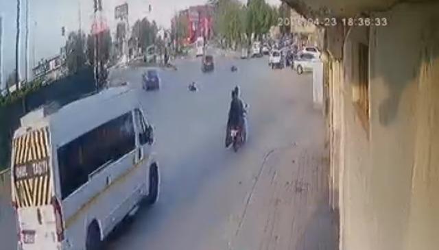 Otomobil &ccedil;arptı, elektrikli bisiklet ikiye b&ouml;l&uuml;nd&uuml;: S&uuml;r&uuml;c&uuml; havada takla attı 4