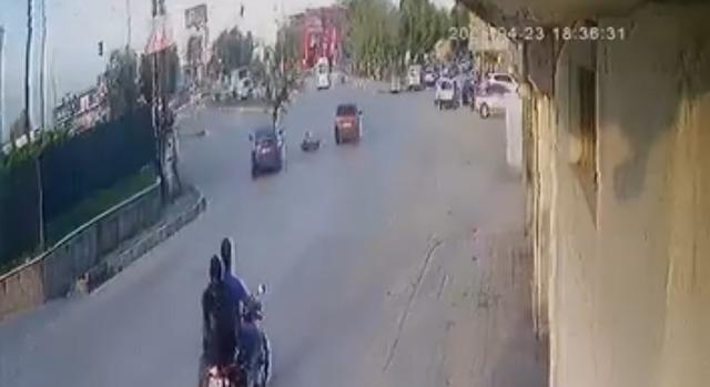 Otomobil &ccedil;arptı, elektrikli bisiklet ikiye b&ouml;l&uuml;nd&uuml;: S&uuml;r&uuml;c&uuml; havada takla attı 3