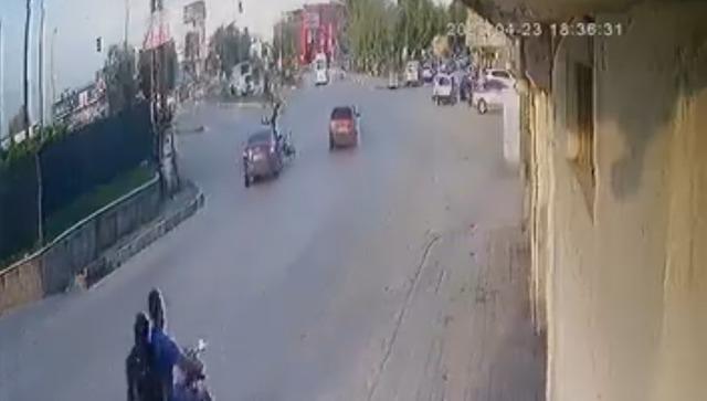 Otomobil &ccedil;arptı, elektrikli bisiklet ikiye b&ouml;l&uuml;nd&uuml;: S&uuml;r&uuml;c&uuml; havada takla attı 2