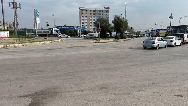 Otomobil &ccedil;arptı, elektrikli bisiklet ikiye b&ouml;l&uuml;nd&uuml;: S&uuml;r&uuml;c&uuml; havada takla attı 1