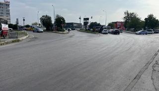 Otomobil &ccedil;arptı, elektrikli bisiklet ikiye b&ouml;l&uuml;nd&uuml;: S&uuml;r&uuml;c&uuml; havada takla attı