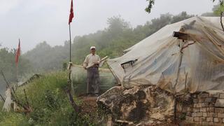 İnsanlara olan güvenini kaybedince dağa yerleşti! 12 yıl Robinson Crusoe gibi yaşadı