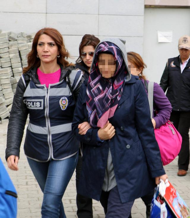 FETÖ operasyonunda gözaltına alınan polis eşleri adliyede 