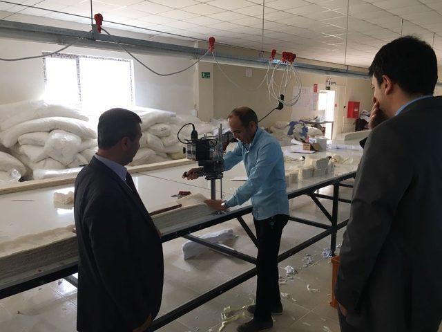 Kaymakam Temurci ve Başkan Erdoğan tekstil fabrikasını ziyaret etti