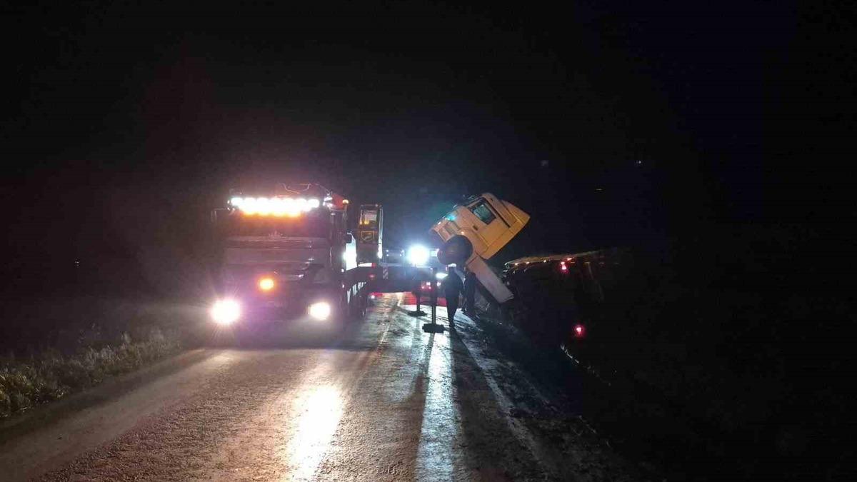 Bilecik’te devrilen tır trafiği olumsuz etkiledi